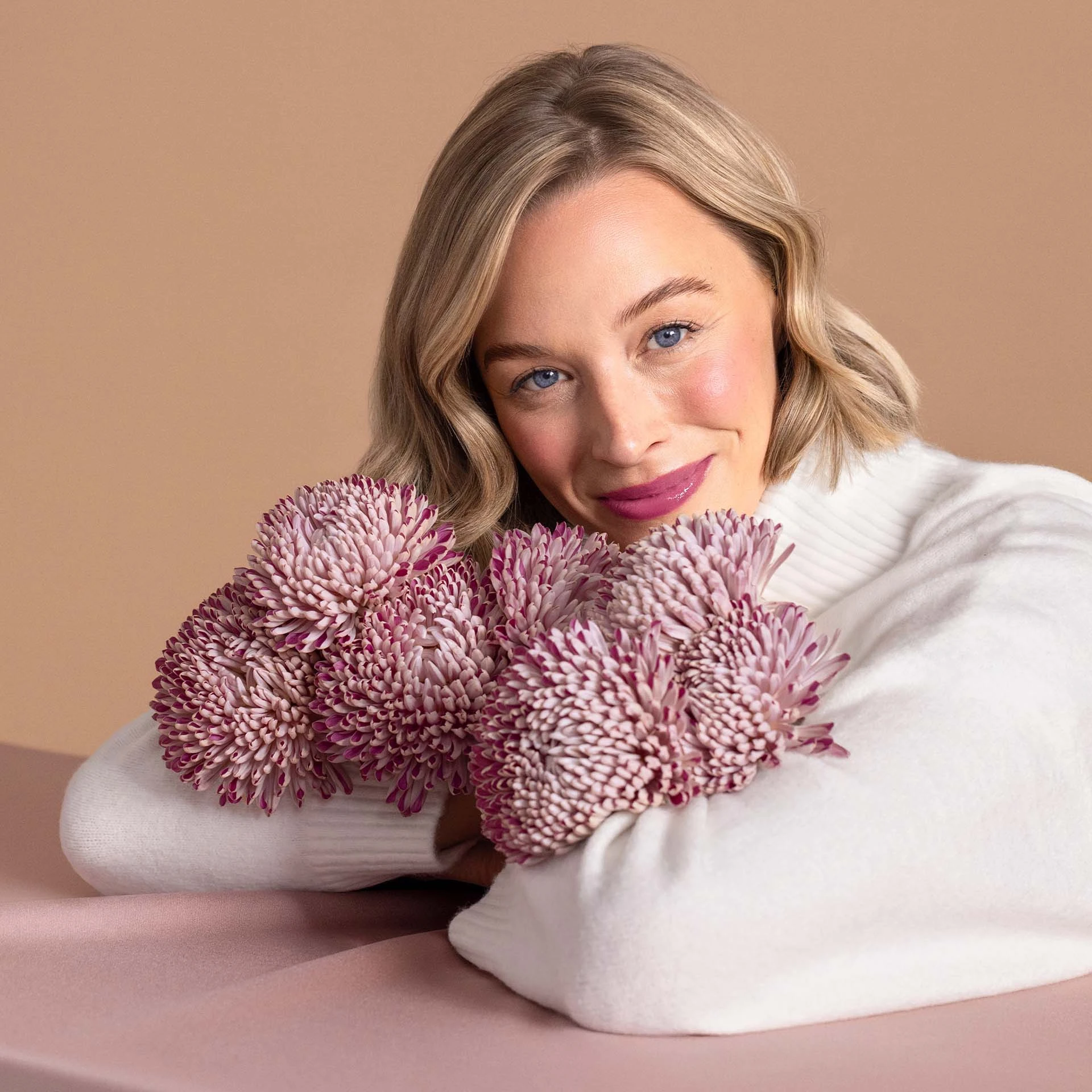 ANNEMARIE BÖRLIND Model mit Blumen