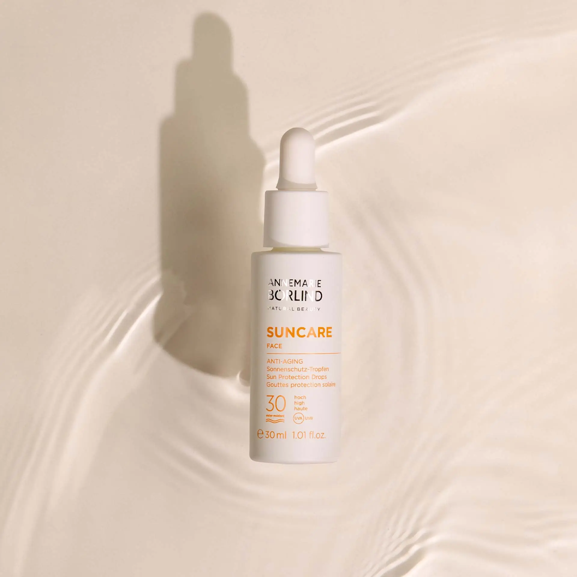 ANNEMARIE BÖRLIND Suncare Anti-Aging Sonnenschutz-Tropfen SPF 30 für das Gesicht, 30 ml in Wasser abgebildet