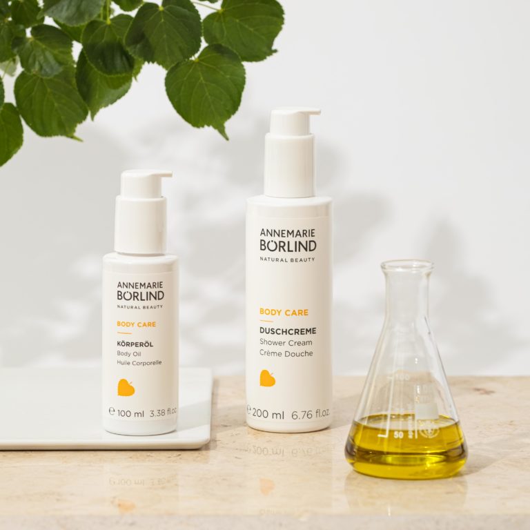 ANNEMARIE BÖRLIND Body Care Körperöl 100 ml und Duschcreme 200 ml mit grünem Blatt und Glasgefäß mit Öl