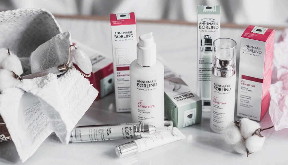 ANNEMARIE BÖRLIND ZZ SENSITIVE Anti-Stress Pflegeprodukte mit Verpackungen und Baumwollzweigen auf weißem Untergrund