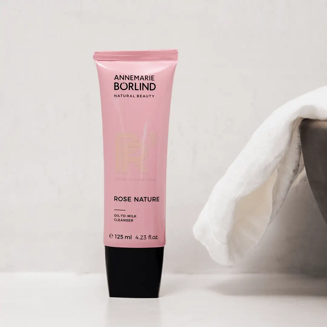 ANNEMARIE BÖRLIND ROSE NATURE Oil-to-Milk Cleanser in 125 ml Tube vor weißem Hintergrund