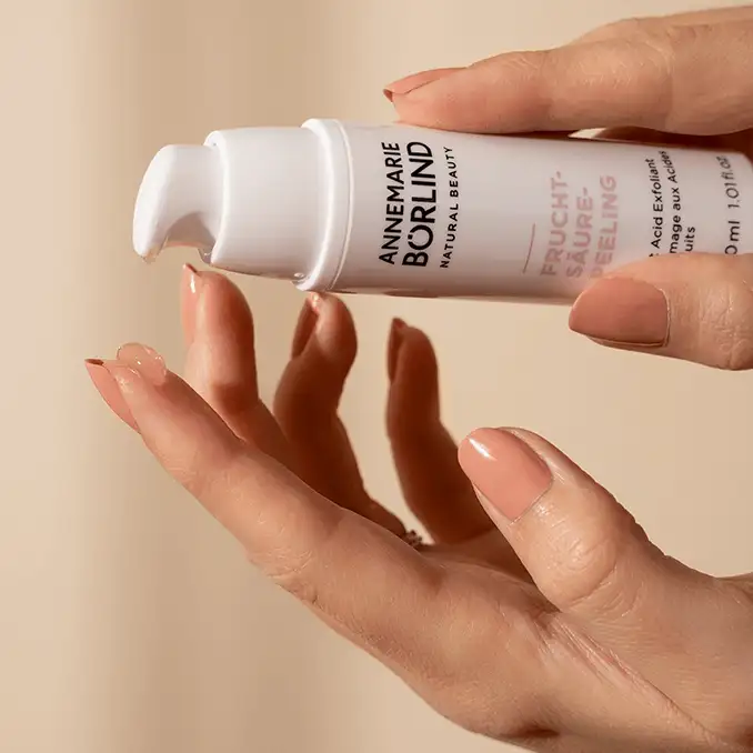 ANNEMARIE BÖRLIND Fruchtsäure-Peeling in Hand mit Dosierpumpe, klare Textur auf Fingerkuppe