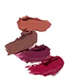 Drei matte Lippenstift-Farben in Braun-, Violett- und Rottönen auf weißem Hintergrund
