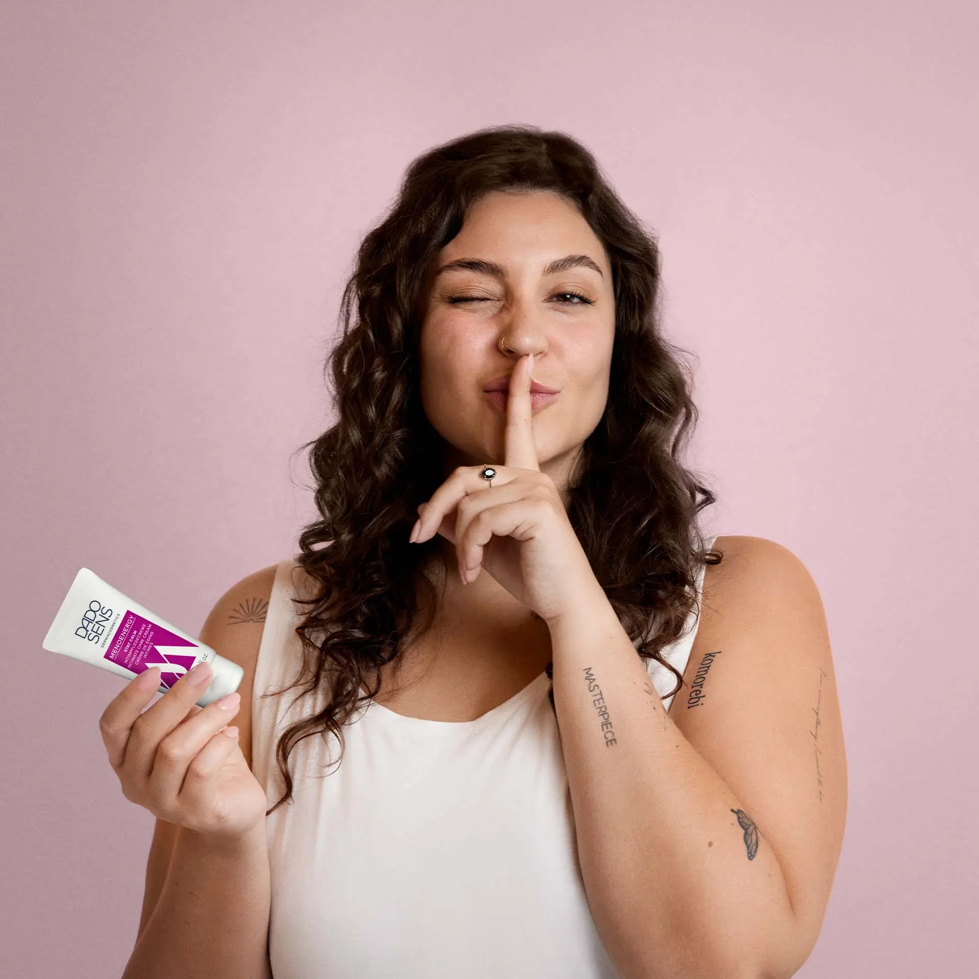 Frau mit DADO SENS MENOENERGY Nachtcreme in der Hand