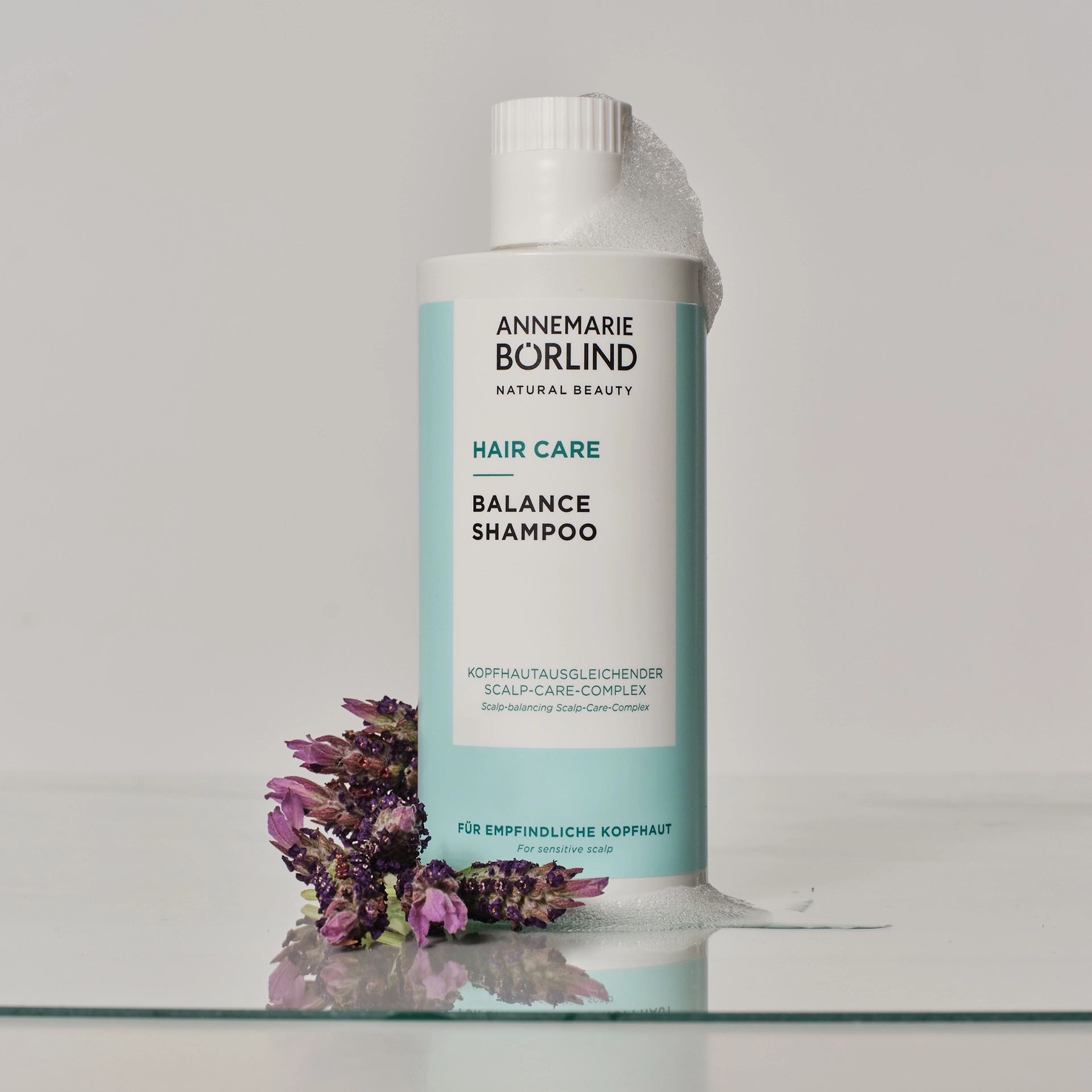 ANNEMARIE BÖRLIND Balance Shampoo mit Schaum und Lavendelblüten für empfindliche Kopfhaut