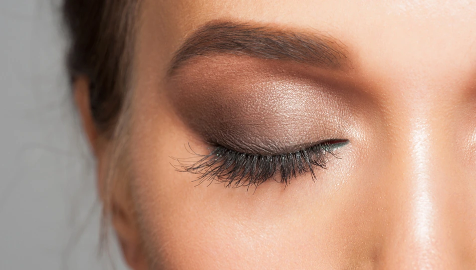 Grüne Augen schminken: Elegantes Abend-Make-up für ausdrucksstarke Looks Geschminktes Auge mit Smokey-Eyes-Look – Abend-Make-up, um grüne Augen zu betonen