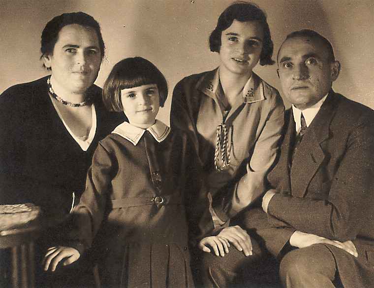 Vier Personen unterschiedlichen Alters sitzen eng nebeneinander, Familienporträt in Schwarz-Weiß, 1930er Jahre
