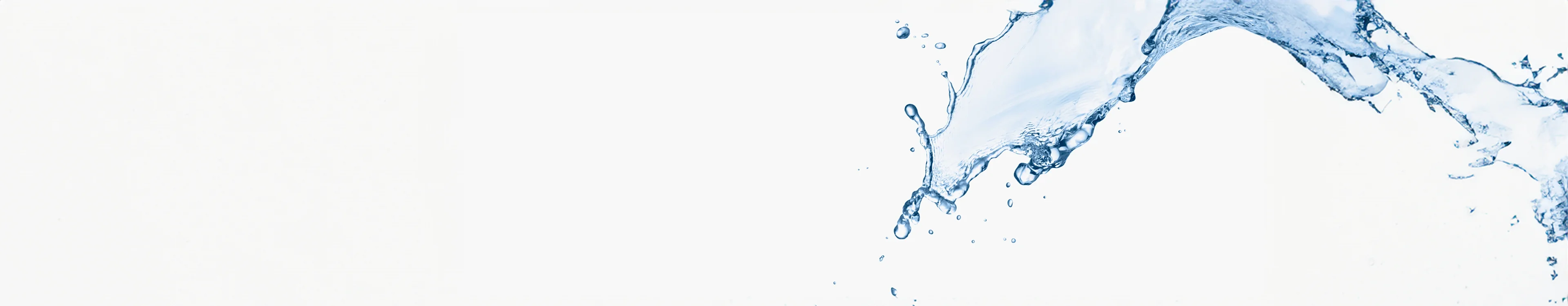 Spritzendes Wasser vor weißem Hintergrund, dynamische Bewegung und klare Tropfen sichtbar