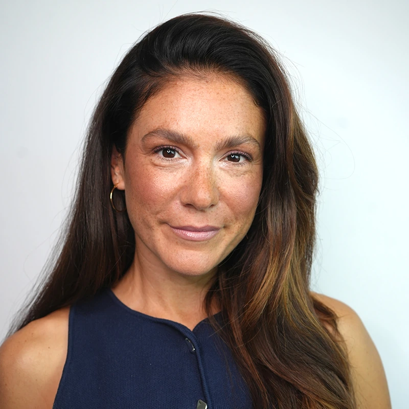 Herbstlicher Make-up Look „A Hug of Colour“ mit frischem Teint, dezenten Augen und glänzenden Lippen in einem natürlichen Finish