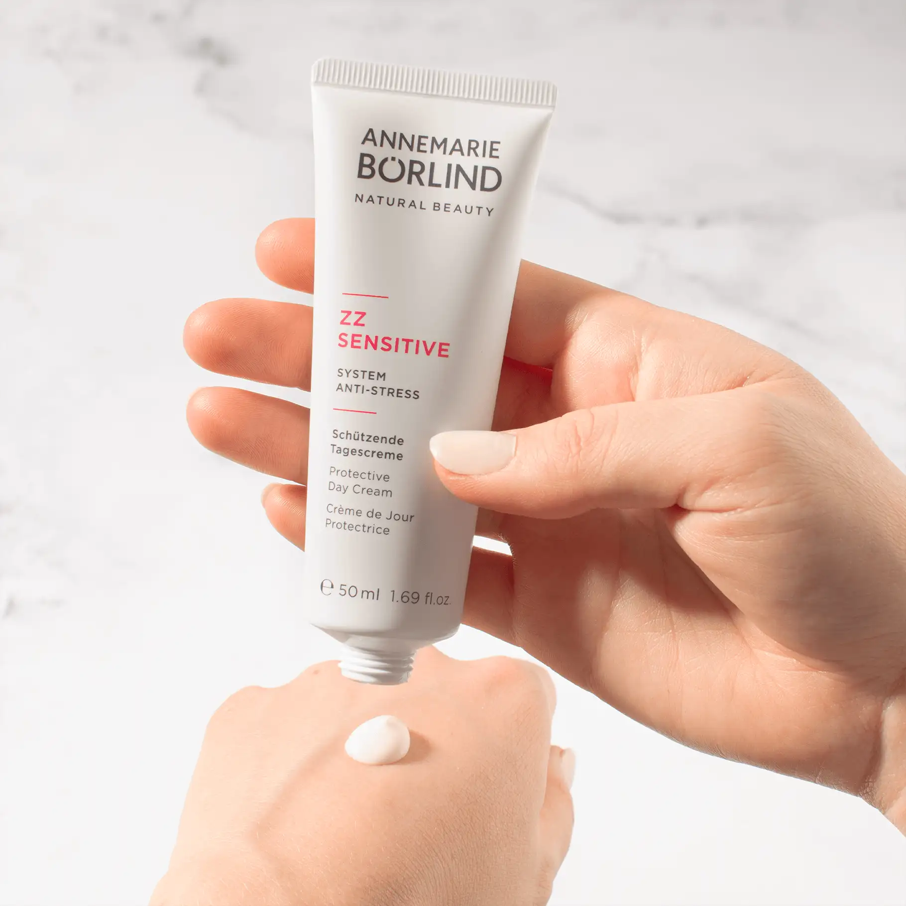 ANNEMARIE BÖRLIND ZZ SENSITIVE schützende Tagescreme in Hand, Creme auf Handrücken aufgetragen