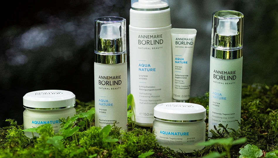 AQUANATURE Pflegeserie mit botanischer Hyaluronsäure für intensive Feuchtigkeit ANNEMARIE BÖRLIND AQUANATURE Pflegeserie mit Hyaluronsäure auf Moos in der Natur