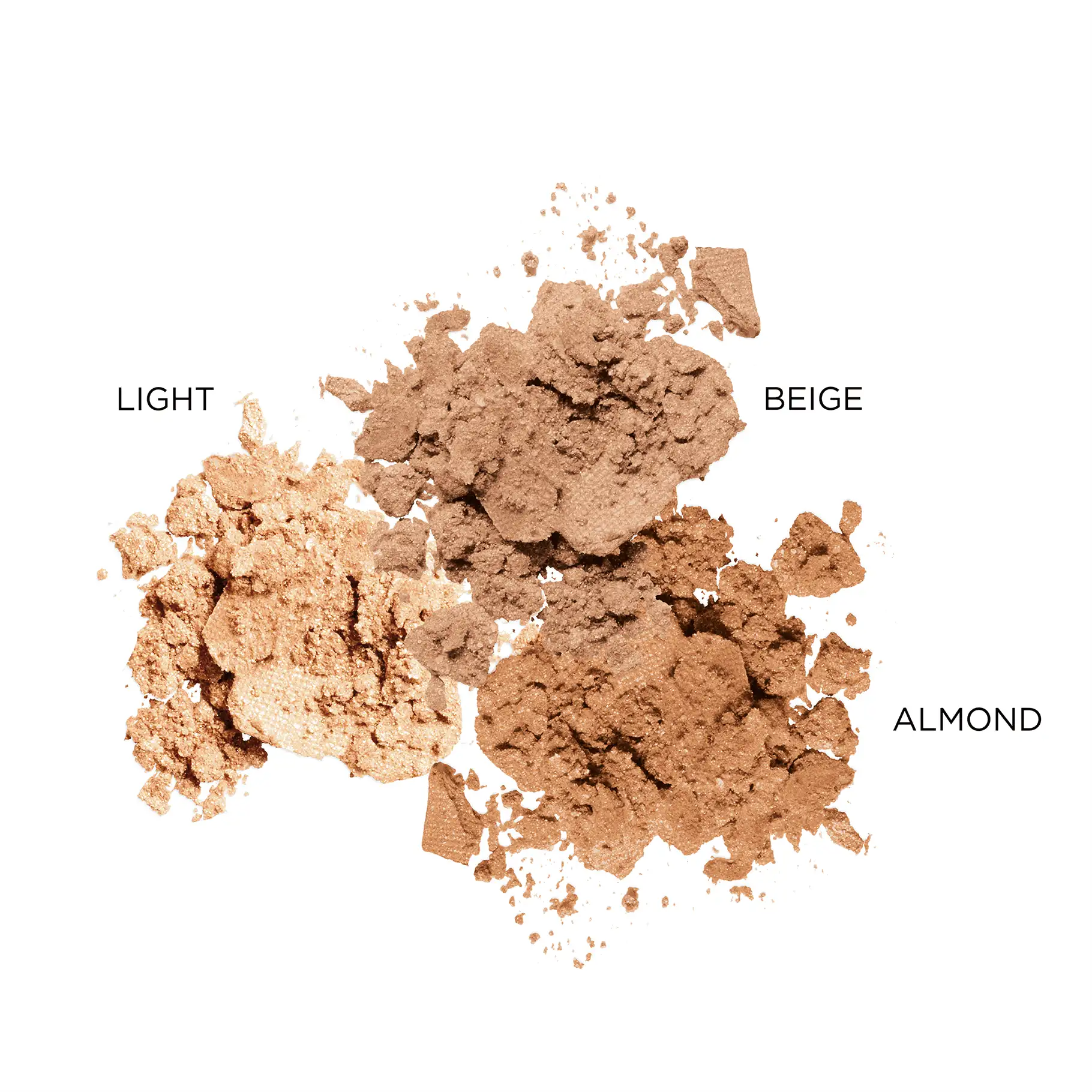 Drei zerbröselte Puderfarben in Light, Beige und Almond auf weißem Hintergrund