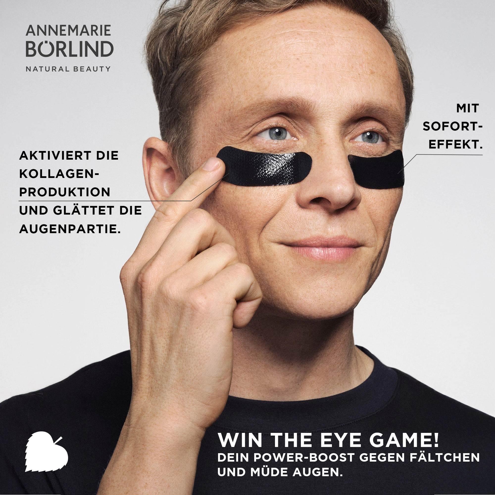Mann trägt schwarze ANNEMARIE BÖRLIND Augenpads unter den Augen, zeigt auf ein Pad, Text zu Soforteffekt und Kollagenförde...
