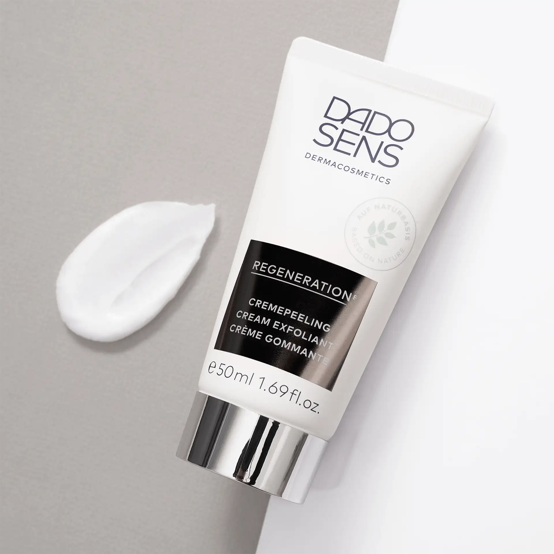 DADO SENS Regeneration Cremepeeling 50 ml Tube mit weißer Creme auf grauem Hintergrund