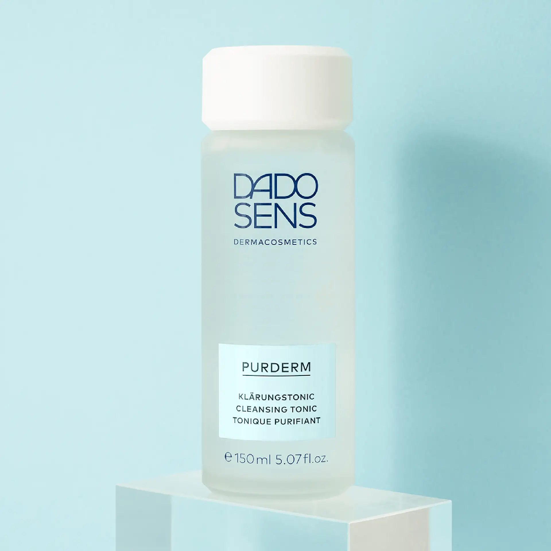 DADO SENS PURDERM Klärungstonic in transparenter 150-ml-Flasche vor hellblauem Hintergrund