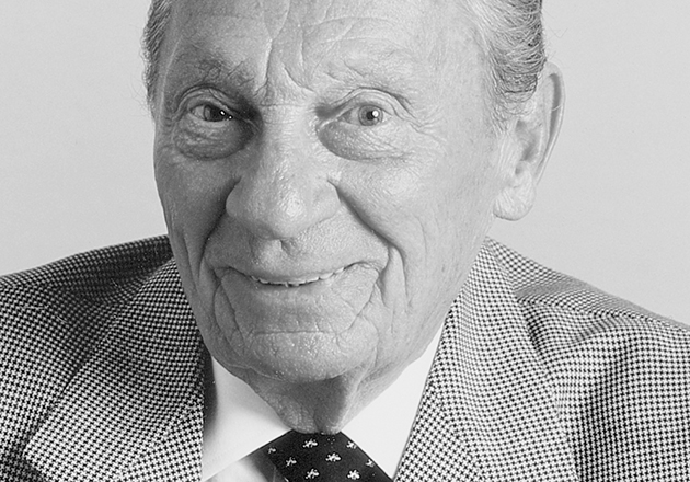 Hermann Börner in kariertem Sakko und gemusterter Krawatte, freundlich lächelnd, schwarz-weiß Aufnahme