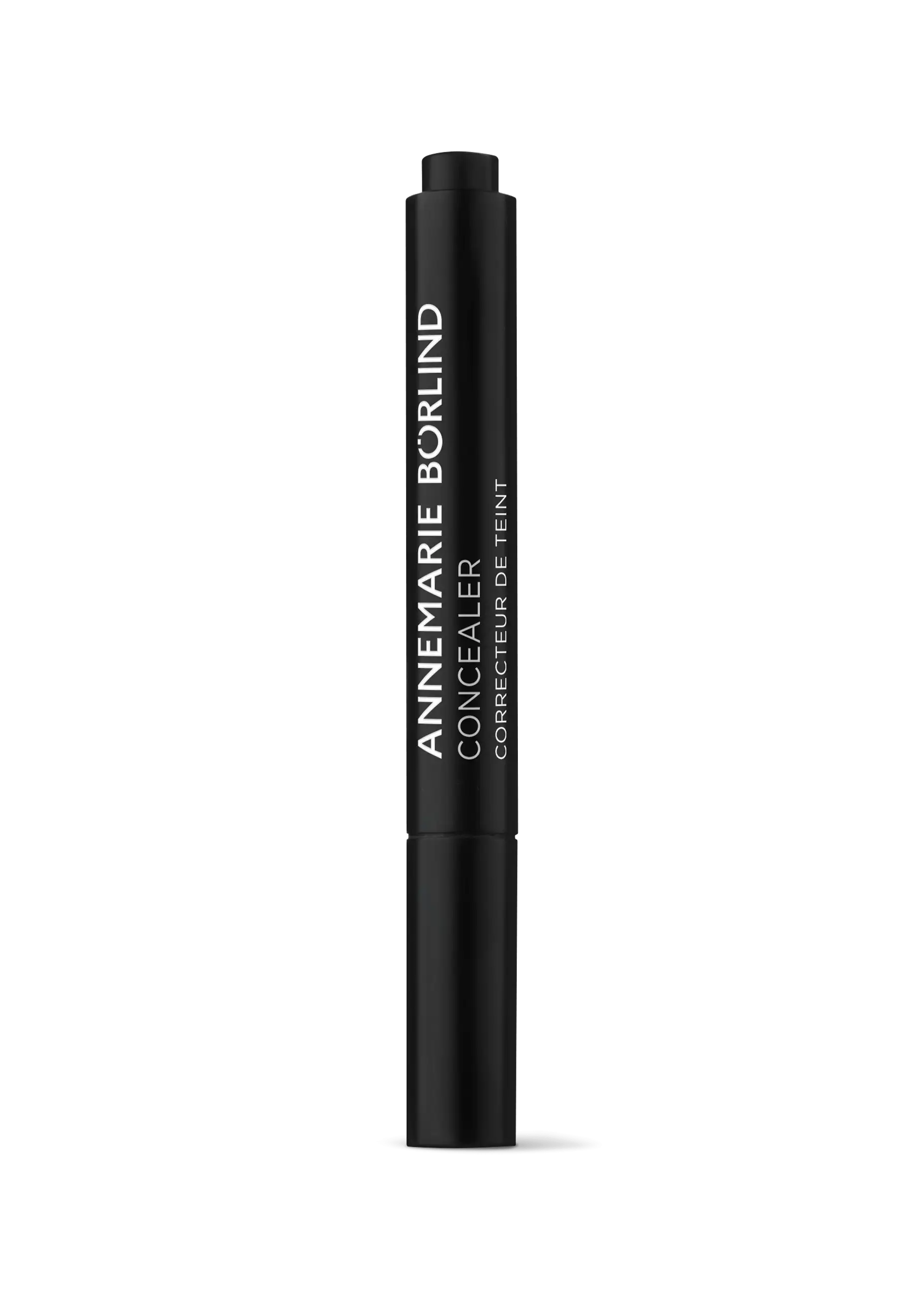 ANNEMARIE BÖRLIND Concealer-Stift in schwarzem Design, geschlossen vor schwarzem Hintergrund