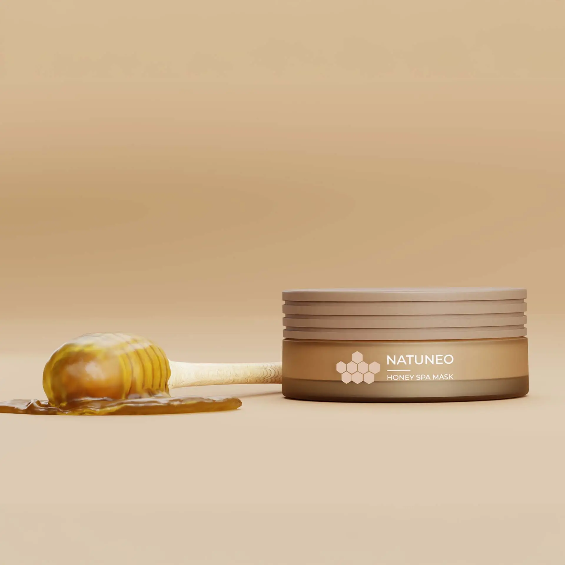 NATUNEO Honey Spa Mask in beige-mattem Tiegel mit sechseckigem Wabenmotiv und Schraubdeckel mit Honig vor braunem Hintergrund