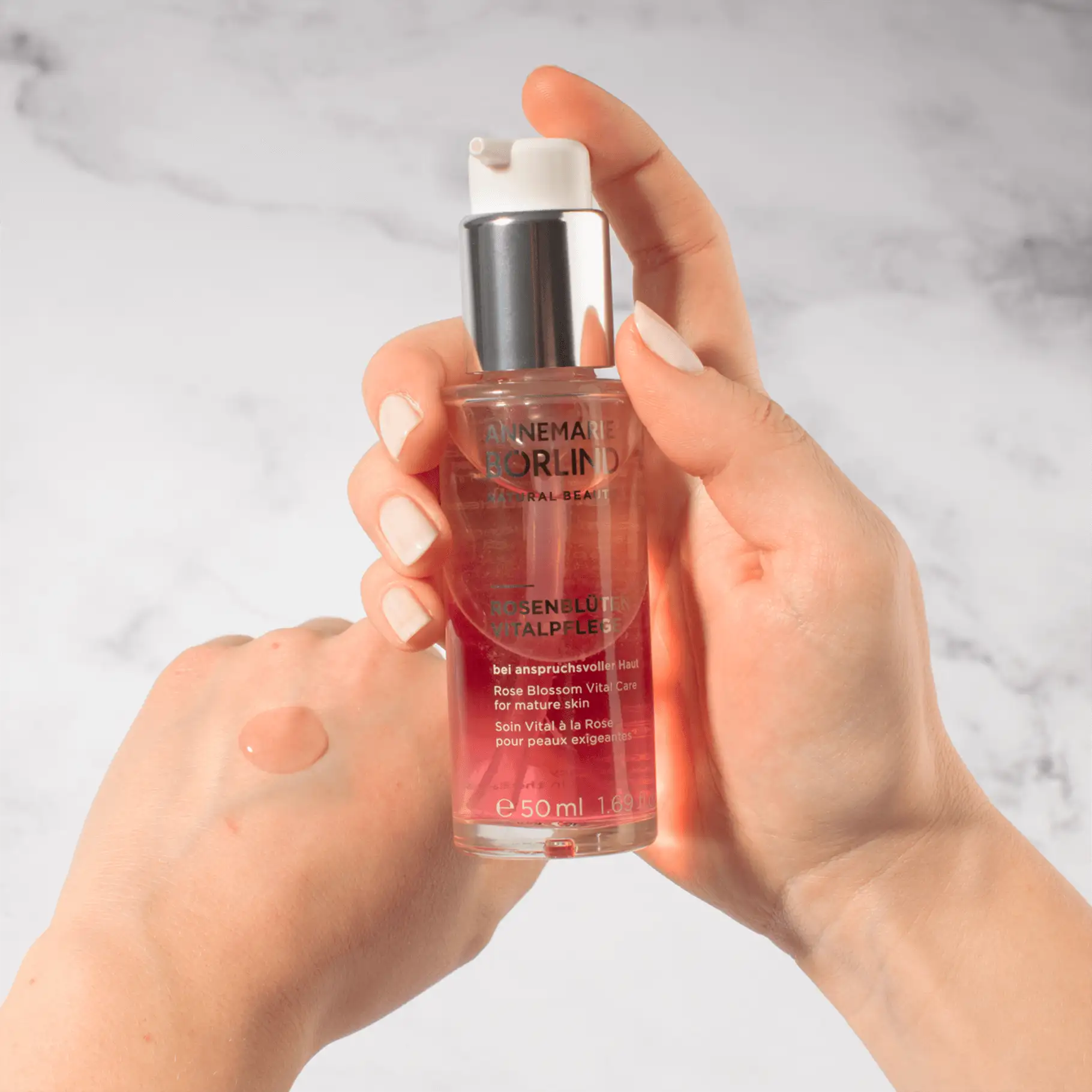 ANNEMARIE BÖRLIND Rosenblüten Vitalpflege in 50 ml Flasche, Produkt wird auf Handrücken aufgetragen