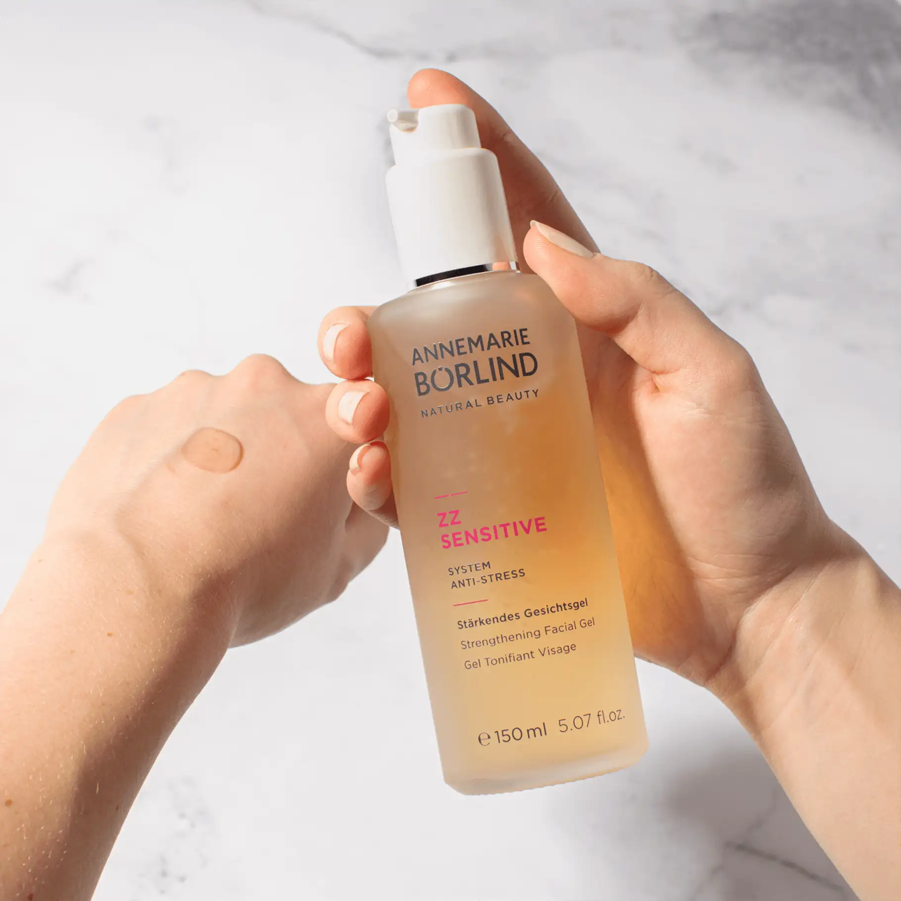 ANNEMARIE BÖRLIND ZZ SENSITIVE stärkendes Gesichtsgel in Hand mit Produktprobe auf Haut