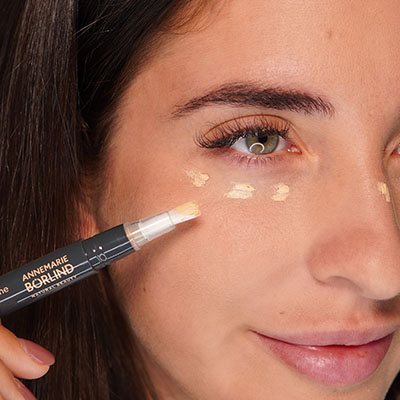ANNEMARIE BÖRLIND Abdeckstift wird unter dem Auge aufgetragen, Haut mit natürlichem Teint sichtbar