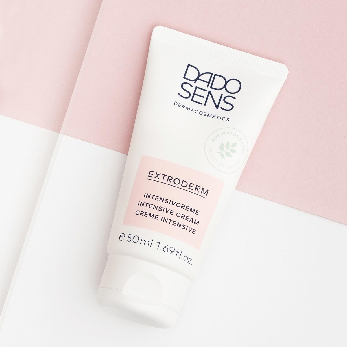 DADO SENS EXTRODERM Intensivcreme in 50 ml Tube auf weiß-rosa Untergrund