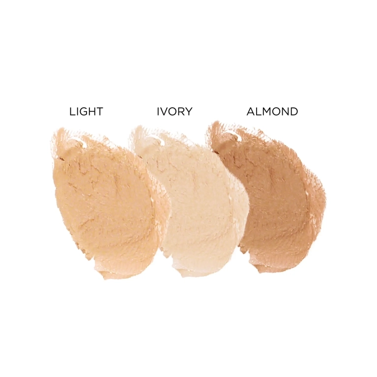 Drei Make-up-Farbproben in den Tönen Light, Ivory und Almond auf weißem Hintergrund