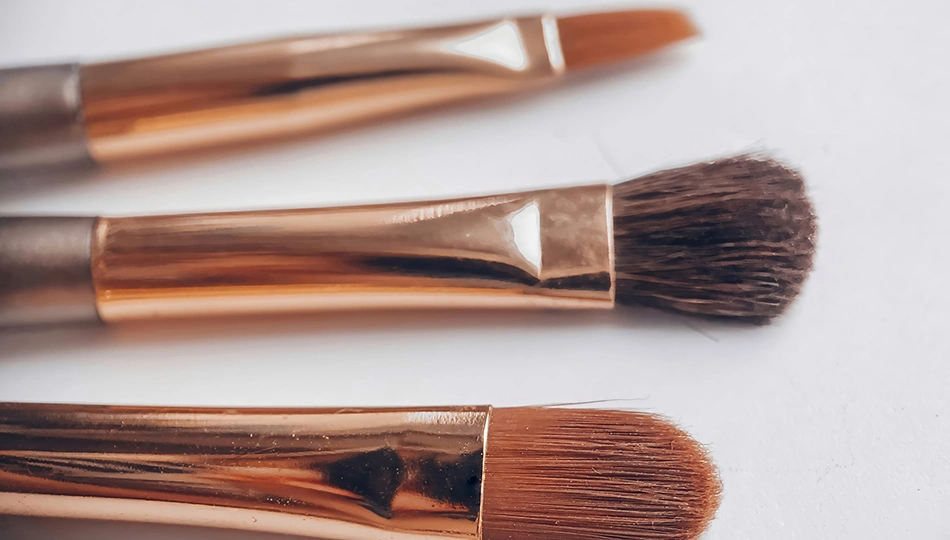 Drei verschiedene Lidschattenpinsel in Nahaufnahme – wichtiges Zubehör für Augen Make-up