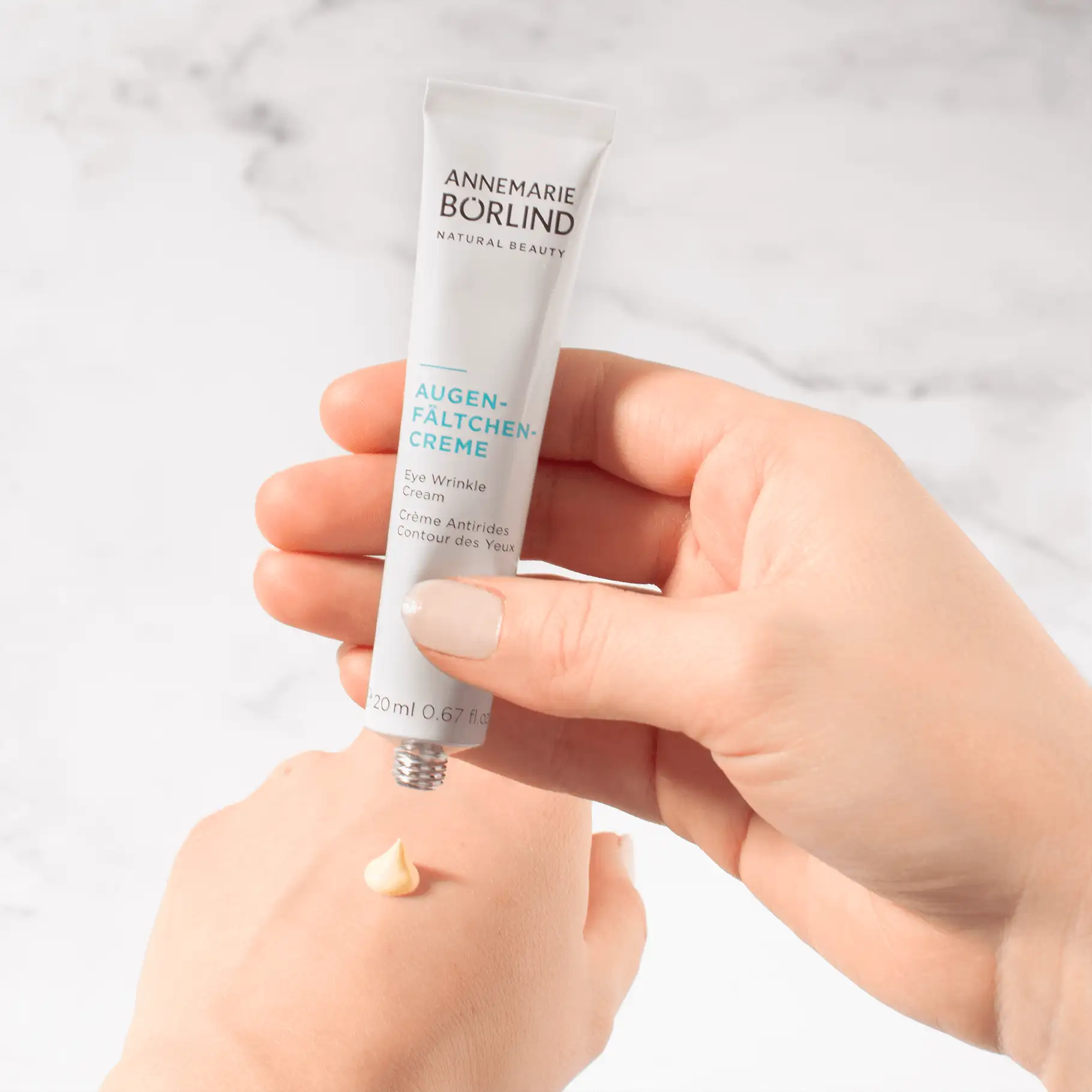 ANNEMARIE BÖRLIND Augen-Fältchen-Creme in Hand, kleine Menge Creme auf Handrücken sichtbar