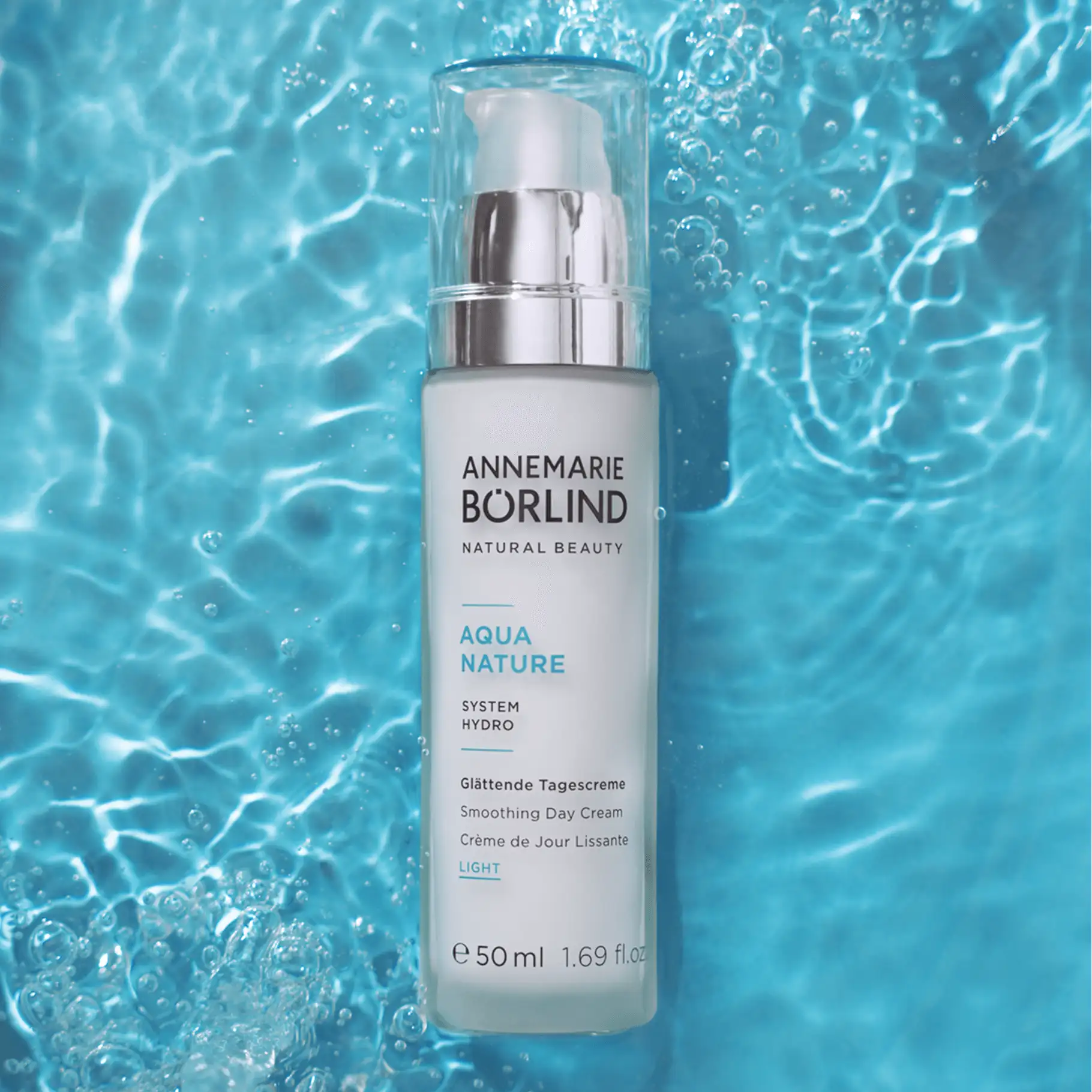 ANNEMARIE BÖRLIND AQUA NATURE glättende Tagescreme Light 50 ml vor blauem Wasserhintergrund
