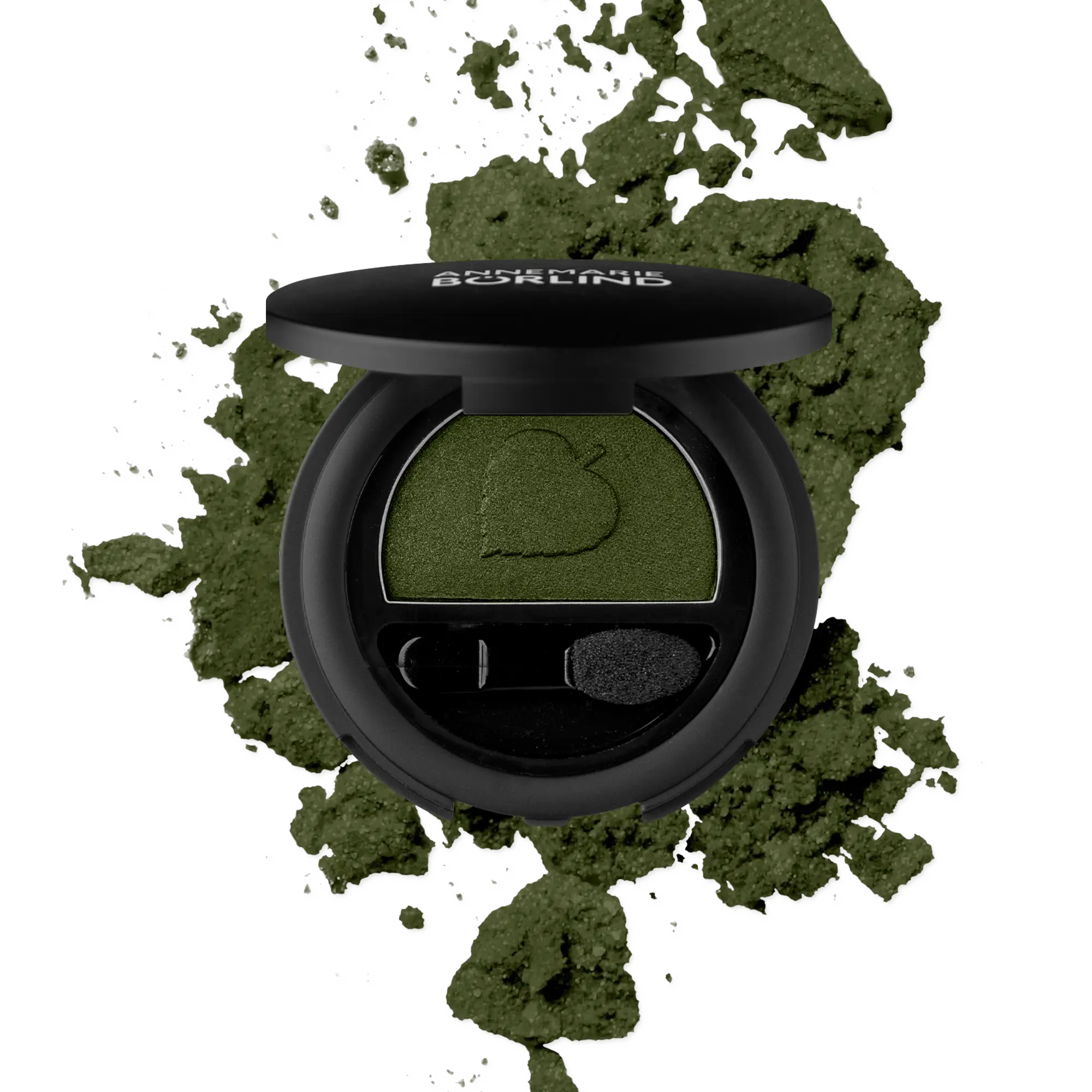 POWDER EYE SHADOW DARK GREEN ANNEMARIE BÖRLIND Lidschatten in dunklem Grün mit Applikator und zerbröseltem Puder im Hintergrund