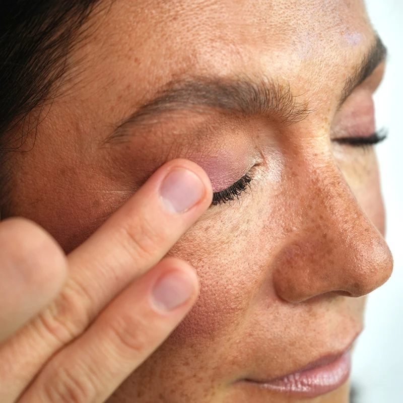 Make-up Artist Kevin Bete trägt den Blush aus dem ANNEMARIE BÖRLIND 2in1 Bronzer & Blush auf das bewegliche Lid für den Herbst Make-up Look „A Hug of Colour“ auf