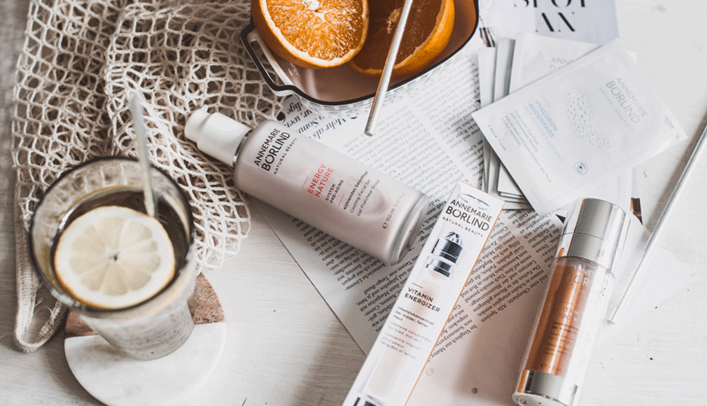 ANNEMARIE BÖRLIND ENERGY NATURE und VITAMIN ENERGIZER mit Orangen, Tee und Produktproben auf Tisch