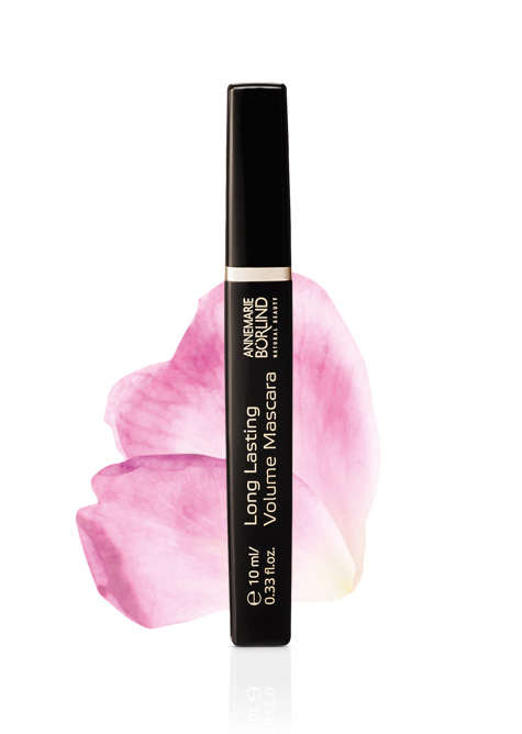 ANNEMARIE BÖRLIND Long Lasting Volume Mascara in schwarzer Verpackung vor rosa Blütenblatt
