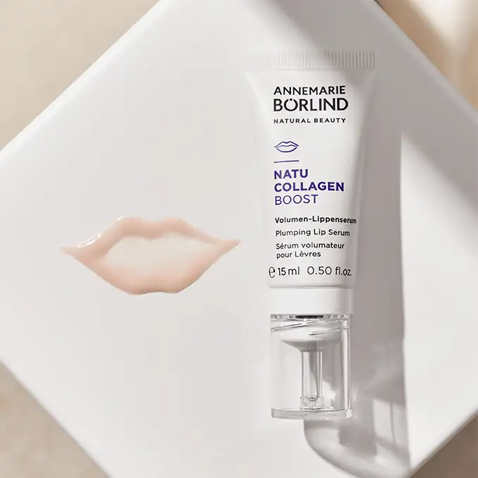 ANNEMARIE BÖRLIND NATU COLLAGEN BOOST Volumen-Lippenserum 15 ml mit Applikator und Serum in Lippenform