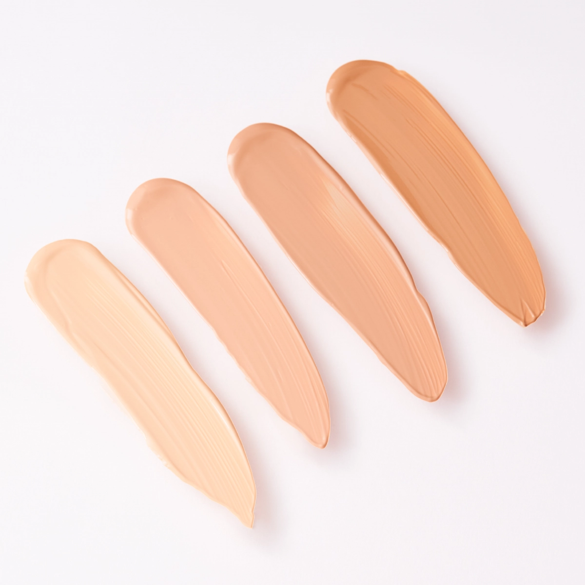DADO SENS Hypersensitive Make-up Farbswatches in vier verschiedenen Hauttönen auf weißem Hintergrund