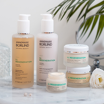ANNEMARIE BÖRLIND LL REGENERATION Pflegeserie mit Lotion, Reinigungsmilch, Creme und Augenpflege auf Marmorplatte
