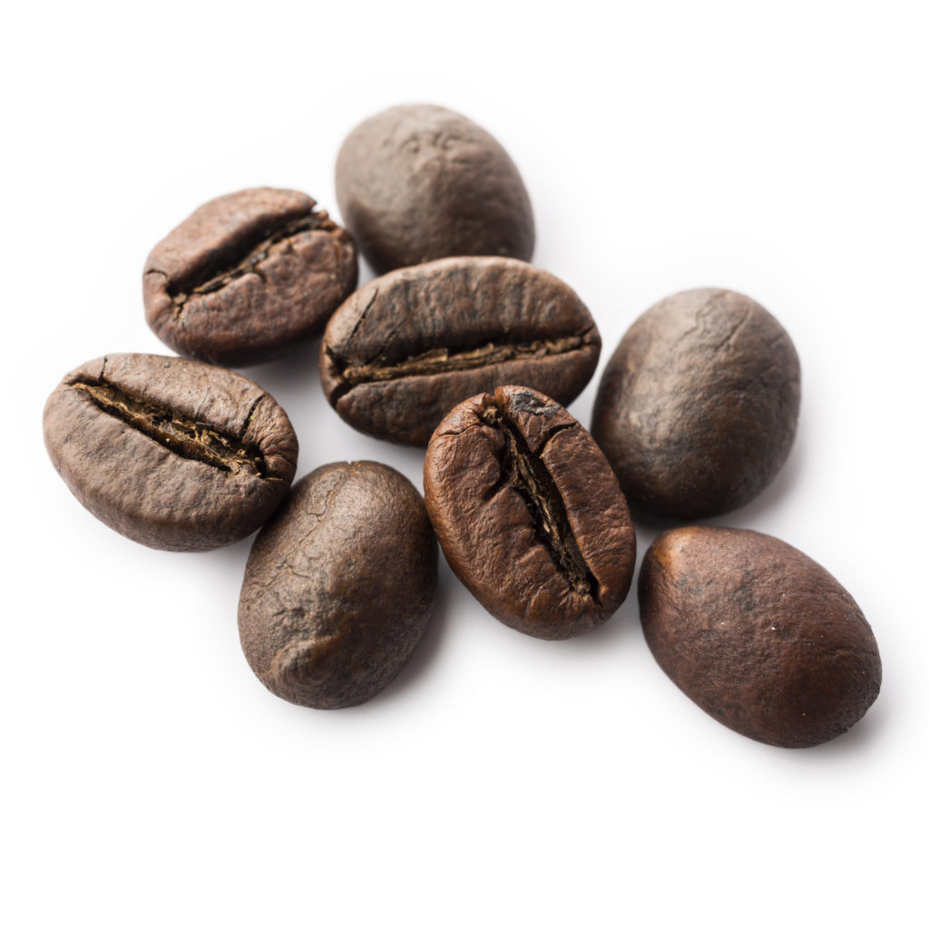 Nahaufnahme von acht braunen Kaffeebohnen mit sichtbaren Rillen auf weißem Hintergrund