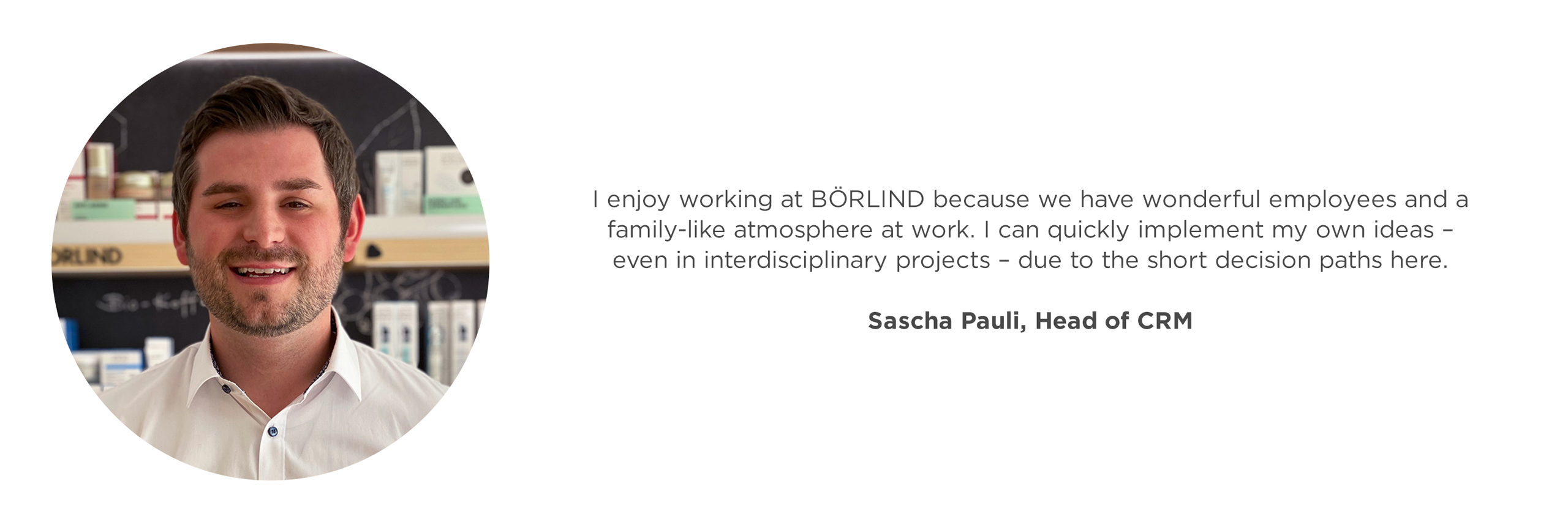 Mann lächelt vor Regal mit Kosmetikprodukten, Zitat zu Arbeitsatmosphäre bei BÖRLIND daneben