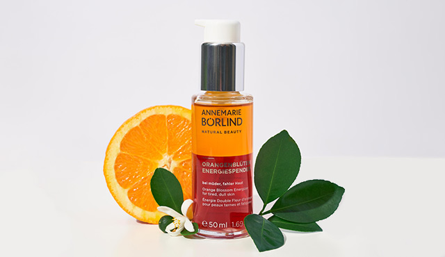 ANNEMARIE BÖRLIND Orangenblüten-Energiespender mit Pumpspender, Orangenhälfte und grünen Blättern