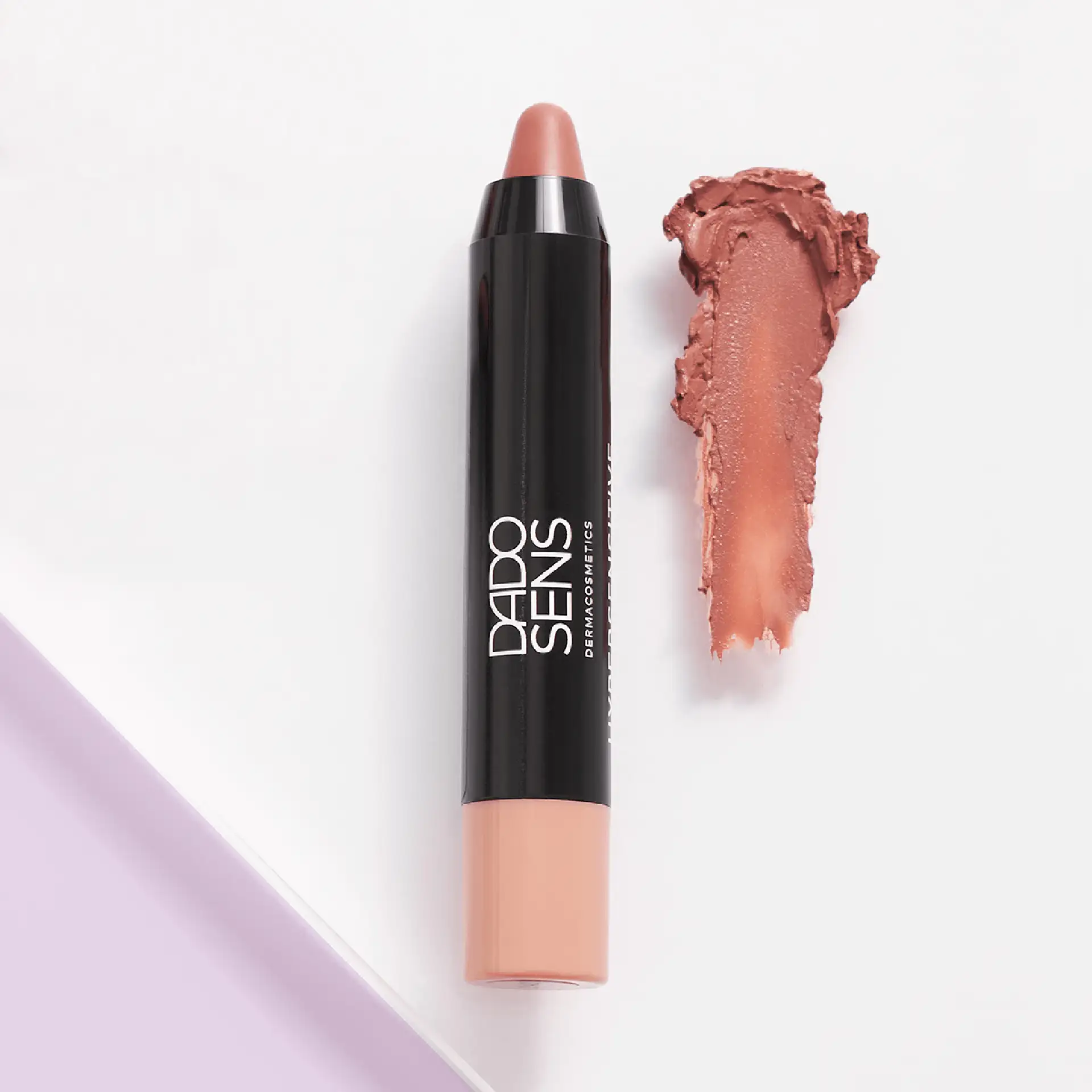DADO SENS Hypersensitive Color Lipcare Lippenstift in Nude mit cremiger Textur auf weißem Hintergrund