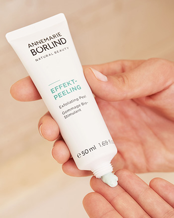 ANNEMARIE BÖRLIND Effekt-Peeling in 50 ml Tube, grünliche Peelingcreme wird auf Hand aufgetragen