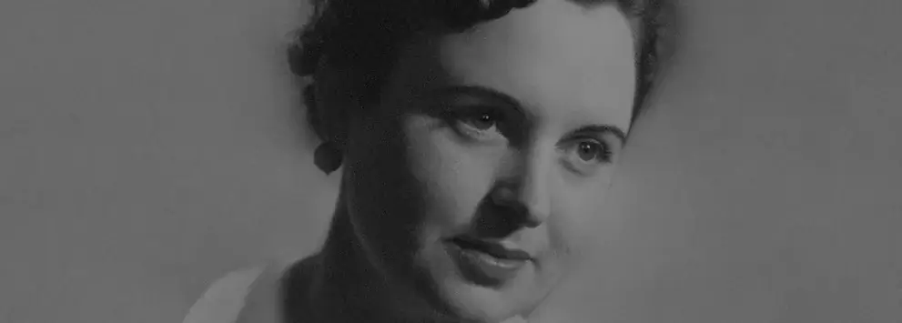 Porträt einer Frau mit kurzem, gewelltem Haar, die nach rechts blickt, in Schwarz-Weiß-Aufnahme