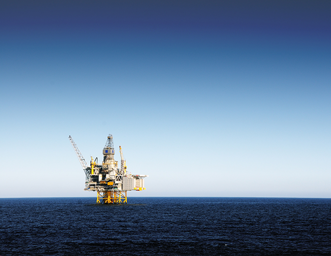 Offshore-Ölplattform im ruhigen Meer unter klarem blauem Himmel, weit entfernt vom Ufer