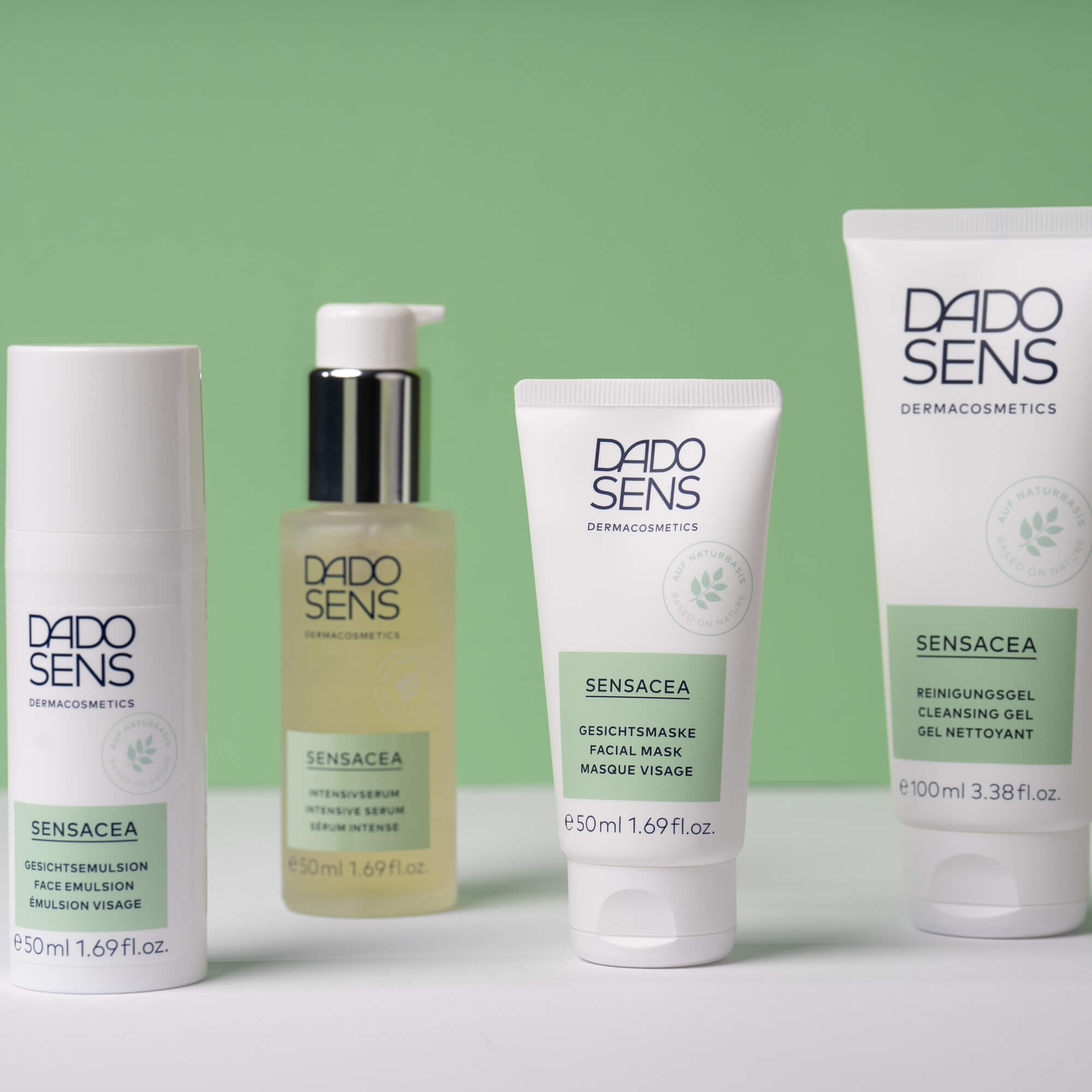 DADO SENS SENSACEA Gesichtsemulsion, Intensivserum, Gesichtsmaske und Reinigungsgel vor grünem Hintergrund