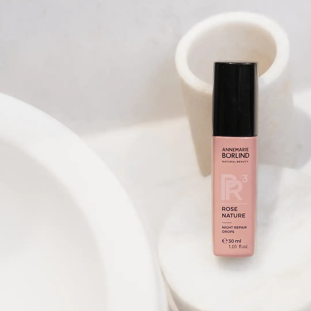 ANNEMARIE BÖRLIND ROSE NATURE Night Repair Drops 30 ml Flakon mit schwarzem Deckel auf weißem Hintergrund