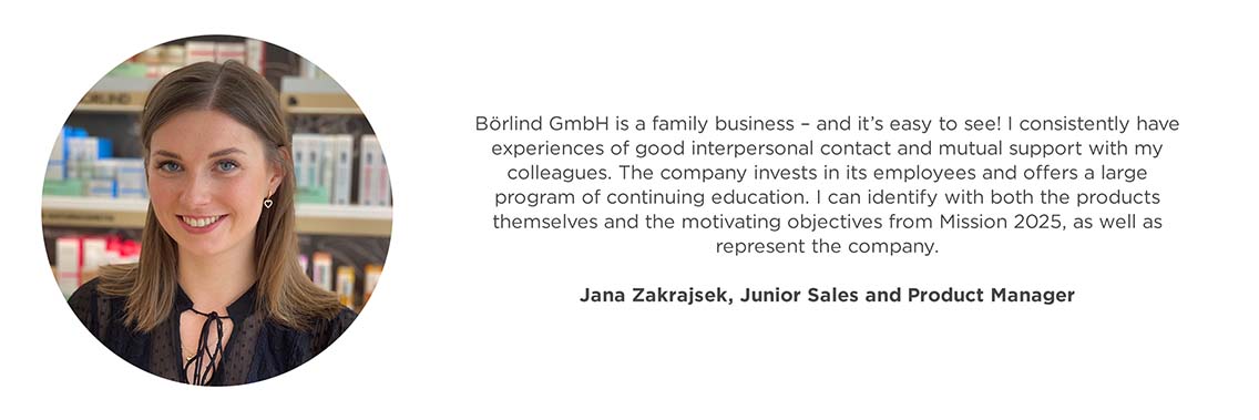 Junge Frau lächelt vor Regalen mit Kosmetikprodukten, Zitat zu Teamarbeit und Unternehmenswerten daneben