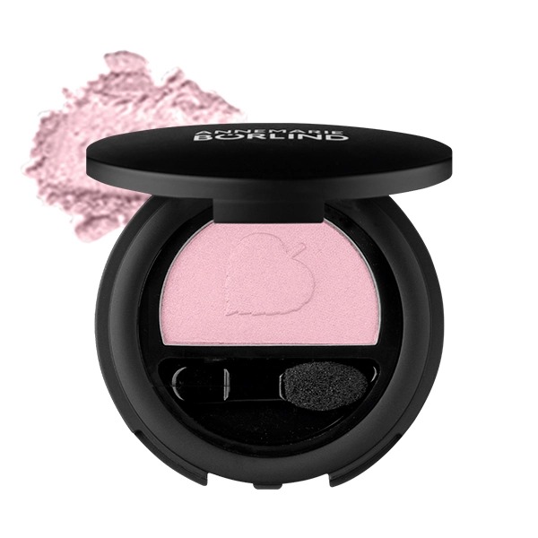 Grüne Augen schminken: Zarter Lidschatten in Light Rose von ANNEMARIE BÖRLIND ANNEMARIE BÖRLIND Lidschatten in der Farbe Light Rose – sanfter Ton, um grüne Augen zu schminken