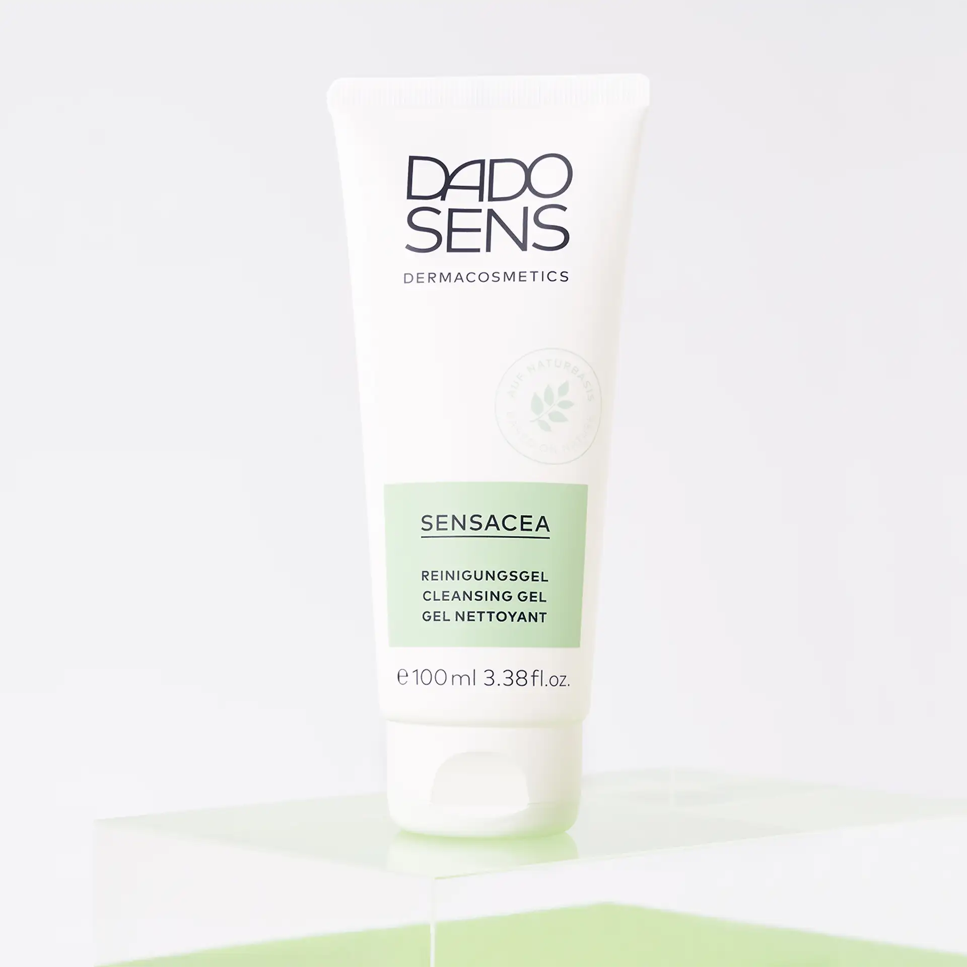 DADO SENS SENSACEA Reinigungsgel in 100 ml Tube auf hellem Hintergrund