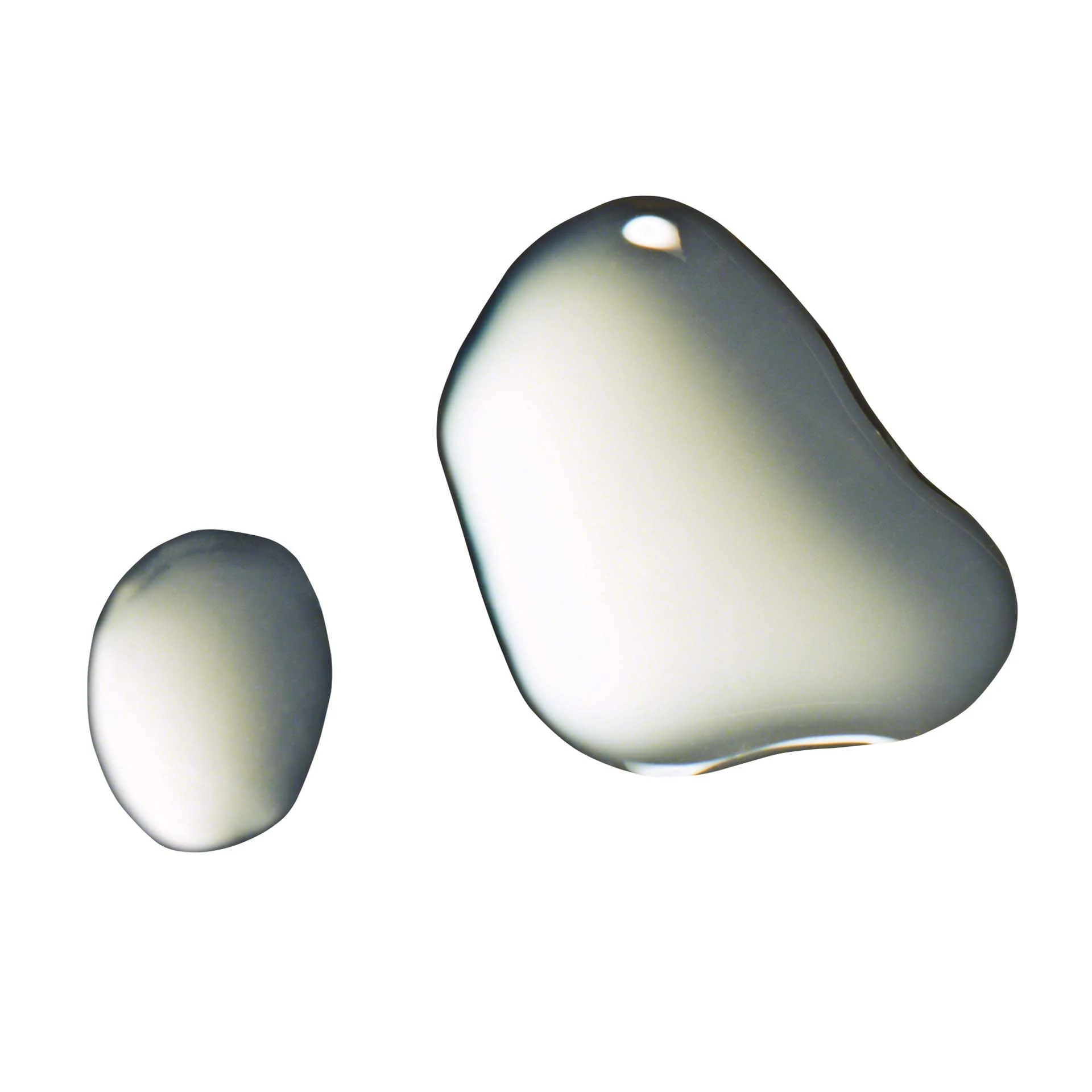 DADO SENS PURDERM Tonic mit klarer, flüssiger Textur als zwei Tropfen auf weißem Hintergrund